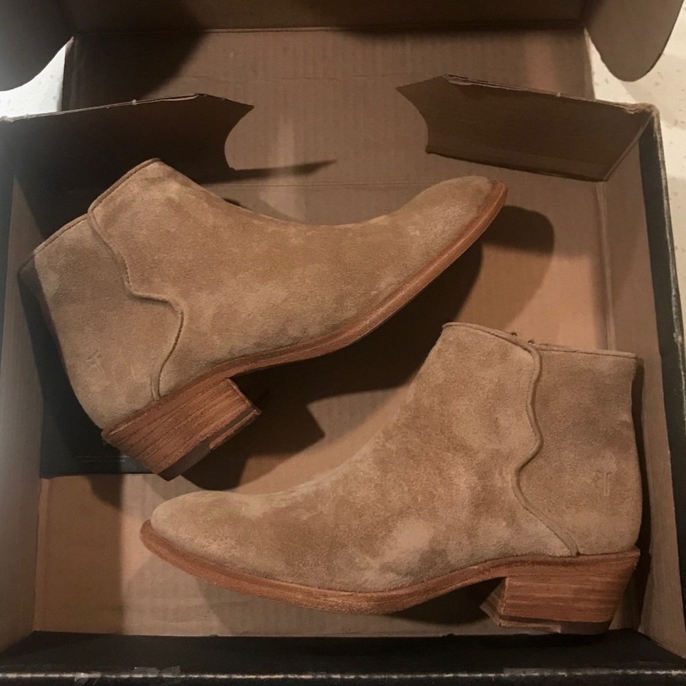 Frye Carson Piping Beige Leather Ankle Booties - Picture 9 of 12